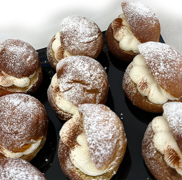 Per pasta frolla al cacao: setacciare le polveri (farina, cacao amaro, zucchero a velo), aggiungere il burro Trevalli Professional ammorbidito tagliato a tocchetti, i semi di vaniglia e i tuorli. Formare un panetto, avvolgere con pellicola e far riposare in frigorifero per 30 minuti. Dopo il raffreddamento stendere la frolla a 3 mm, inserirla nello stampo, bucherellare il fondo e cuocere a 175 °C per 15 minuti. Sfornare e lasciare raffreddare.