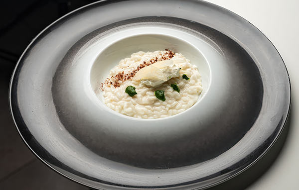 Per pasta frolla al cacao: setacciare le polveri (farina, cacao amaro, zucchero a velo), aggiungere il burro Trevalli Professional ammorbidito tagliato a tocchetti, i semi di vaniglia e i tuorli. Formare un panetto, avvolgere con pellicola e far riposare in frigorifero per 30 minuti. Dopo il raffreddamento stendere la frolla a 3 mm, inserirla nello stampo, bucherellare il fondo e cuocere a 175 °C per 15 minuti. Sfornare e lasciare raffreddare.