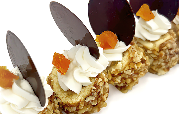 Per pasta frolla al cacao: setacciare le polveri (farina, cacao amaro, zucchero a velo), aggiungere il burro Trevalli Professional ammorbidito tagliato a tocchetti, i semi di vaniglia e i tuorli. Formare un panetto, avvolgere con pellicola e far riposare in frigorifero per 30 minuti. Dopo il raffreddamento stendere la frolla a 3 mm, inserirla nello stampo, bucherellare il fondo e cuocere a 175 °C per 15 minuti. Sfornare e lasciare raffreddare.